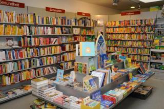 Buchhandlung Schachtner Vöcklabruck Innenansicht mit Regalen und Büchertisch