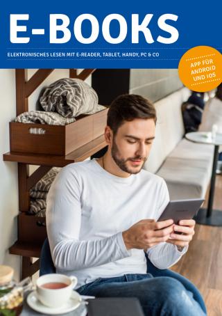 Junger Mann liest in unserem Pocketbook eReader.