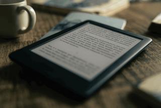 Unser Pocketbook eReader liegt geöffnet auf einem Tisch.
