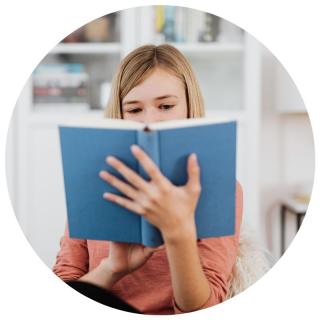 Junges Mädchen liest ein Buch. Link zu unseren Bestsellern für Young Adults.